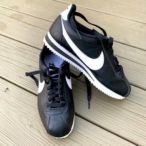 NIKE WMNS CLASSIC CORTEZ LEATHER SZ 6.5 Black/Wht